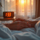 Chambre lumineuse avec horloge digitale et lit blanc