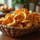 Champignons chanterelle fraîchement cueillis dans un panier en bois