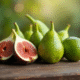 Figues fraîches feijoas et finger limes sur une table en bois