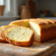 Gâteau éponge nature tranché sur planche en bois