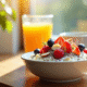 Bol de yogourt grec avec fruits rouges et graines