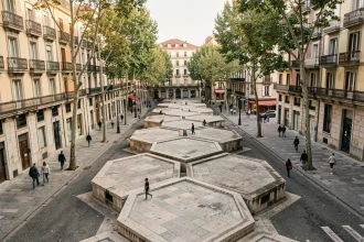 Vue des blocs octogonaux caractéristiques du quartier Eixample à Barcelone avec ses façades modernistes et ses boulevards arborés