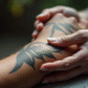 Zoom sur un tatouage tribal frais sur l'avant bras en train d'être hydraté